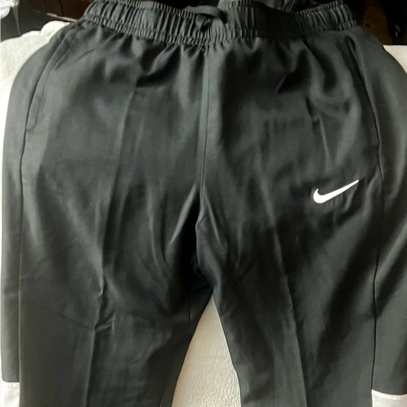 Woman’s Med Nike Track Pants - Picture 5 of 6